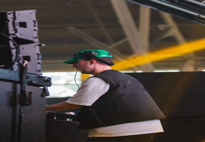 Démontage de matériel événementiel par un technicien