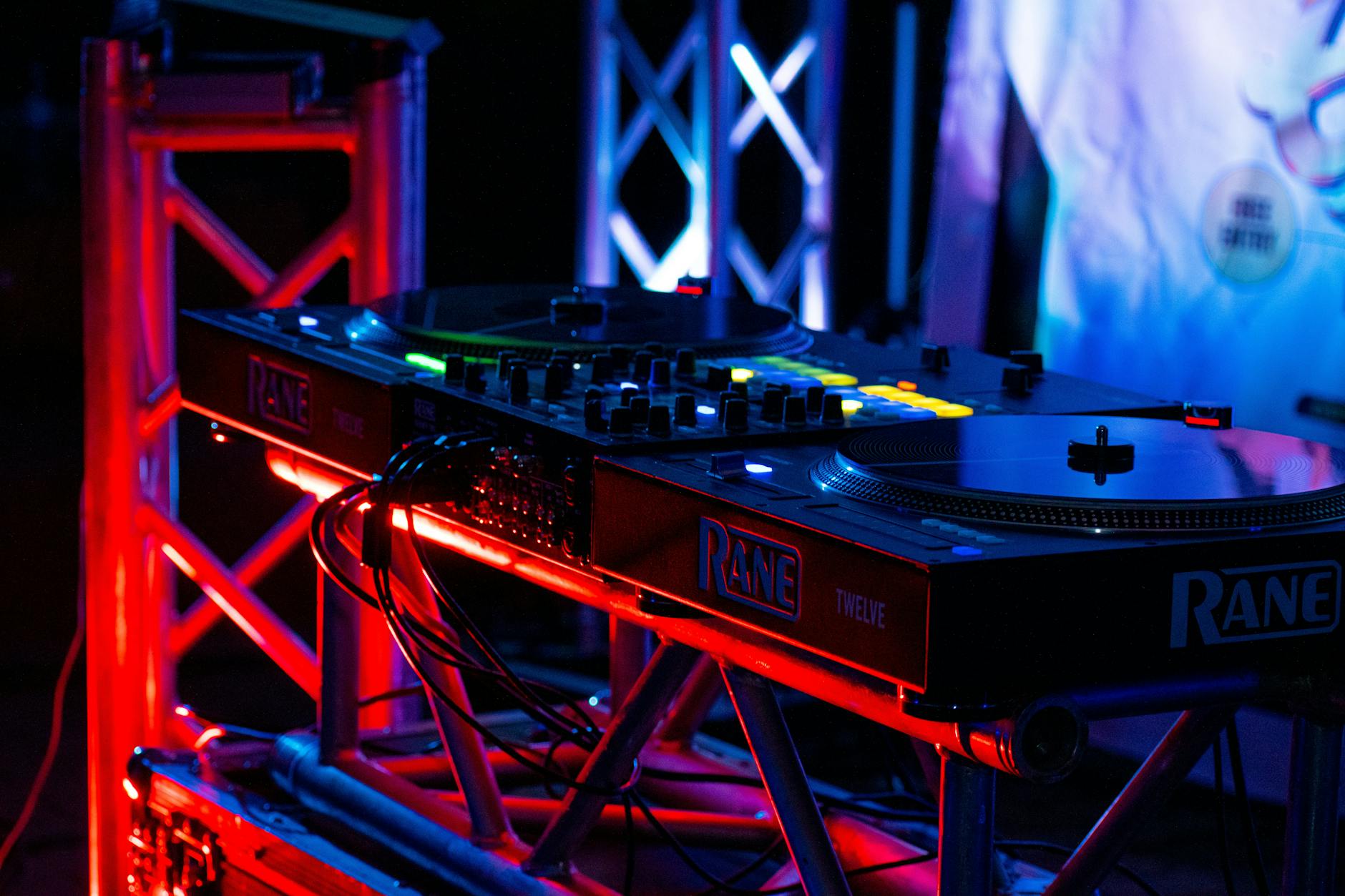 Platines DJ professionnelles avec mixeur et setup complet pour performance événementielle.