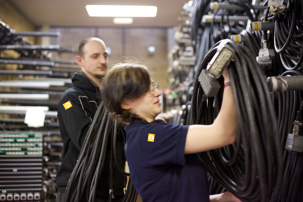 Technicien en installation audiovisuelle sur site événementiel